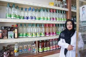 بانوی عطار محله وکیل&zwnj;آباد، اصول این حرفه را در دنیای علم و دانش آموخته است