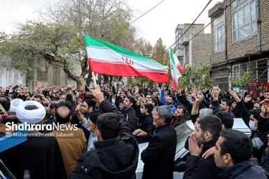 تجمع مردم در محل شهادت دو دانشجوی بسیجی در خیابان حر عاملی