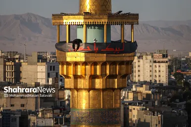 اهتزاز پرچم عزای حسینی بر فراز گنبد حرم رضوی