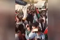 مردم سوریه به سفارت امارات در دمشق حمله کردند + فیلم