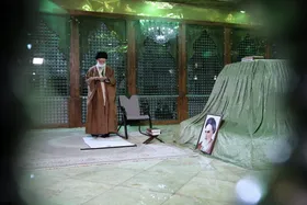حضور رهبر انقلاب در مرقد بنیان&zwnj;گذار انقلاب اسلامی در آستانه ۱۲بهمن + عکس