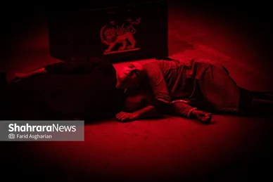 عکس‌هایی از نمایش «آداب شکار روباه»؛ از سایه شاه تا سایه قتل در مشهد