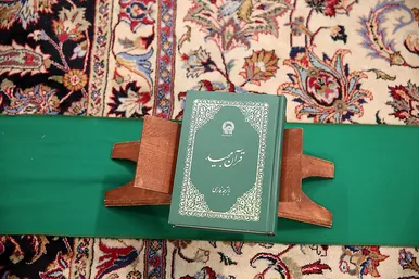 جزء خوانی قرآن در حرم امام رضا (ع)