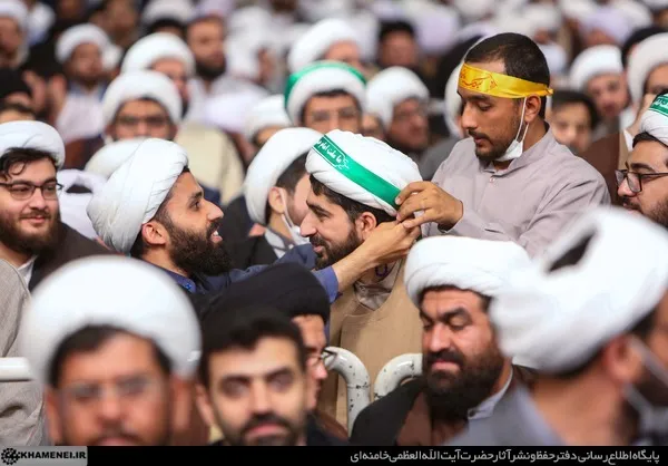 رهبر معظم انقلاب: در مقابل شمشیر‌های خون‌ریز تبلیغات دشمنان، تبلیغ را اولویت اول بدانیم | غفلت از تبلیغ ما را دچار استحاله فرهنگی می‌کند + فیلم و عکس