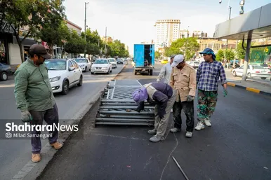 گزارش تصویری | جمع‌آوری نرده‌های بی‌آرتی خیابان امام رضا(ع) به منظور ایمن‌سازی مسیر تشییع پیکر رهبر شهید در مشهد