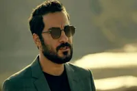 عکس جدید «نوید محمدزاده» در آستانه اجرای نمایش «پرنده سیاه» + عکس