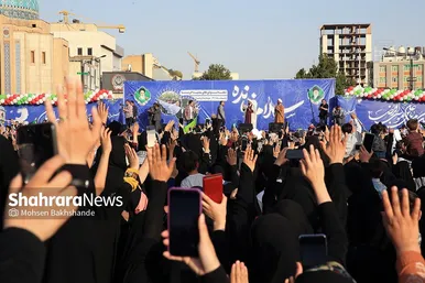 اجرای سرود «سلام فرمانده» با حضور دهه هشتادی و نودی ها در عرصه میدان شهدا مشهد
