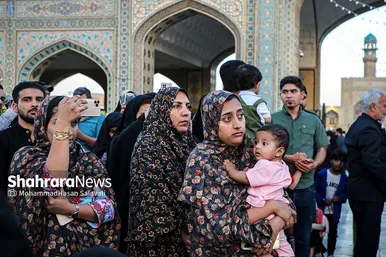 تشرف زائران و مجاوران رضوی به حرم امام رئوف در روز زیارتی آن حضرت