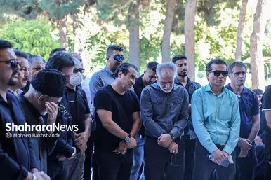 عکس‌هایی از تشییع پیکر پدر خداداد عزیزی در مشهد