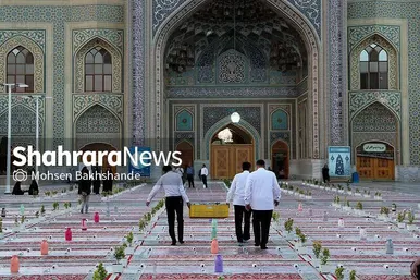 توزیع افطاری در باب الکاظم حرم مطهر امام رضا(ع)