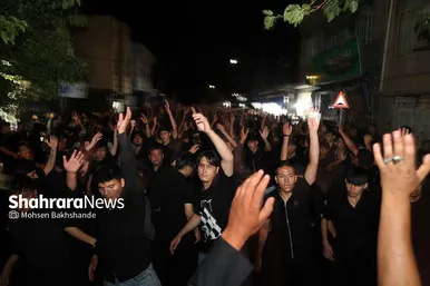 عکس‌هایی از مراسم علم کشیِ مهاجران افغانستانی در گلشهر مشهد