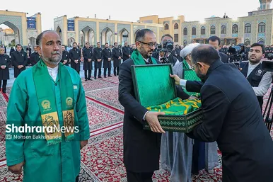 عکس‌هایی از مراسم تعویض پرچم گنبد حرم امام رضا (ع) (۱۷ شهریور ۱۴۰۳)