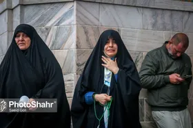 حال و هوای متفاوت زائران حرم مطهر امام رضا(ع) هنگام شنیدن خبر شهادت رئیس جمهور+ ویدئو