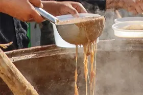 ویدئو | توزیع ۸۸۸۸ پرس شله مشهدی به مناسبت شهادت امام رضا (ع)