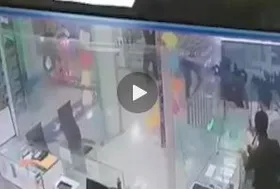 حمله وحشیانه قمه&zwnj;کش&zwnj;ها به پاساژی در گلستان + فیلم