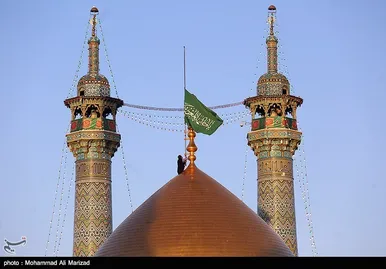 آیین تعویض پرچم گنبد حرم حضرت معصومه(س) و امام رضا (ع) به مناسبت آغاز دهه کرامت