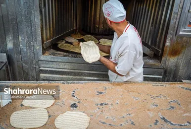 نانوا خمیرها را برای پخت در تنور می‌گذارد