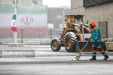 گزارش تصویری | خدمات دهی نیروهای شهرداری مشهد در روزهای برفی