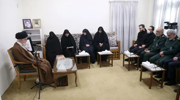 رهبر معظم انقلاب در دیدار با خانواده شهید سلیمانی: مهم‌ترین نقش و خدمت این شهید بزرگوار، احیای جبهۀ مقاومت در منطقه بوده است