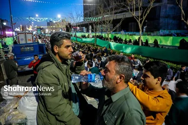 گزارش تصویری | بزرگ‌ترین سفره افطار جهان اسلام در جوار حرم مطهر امام‌رضا(ع)