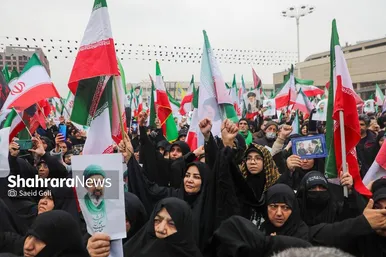 گزارش تصویری | حضور پرشور و باشکوه مردم برای بیعت با سومین رهبر انقلاب اسلامی در میدان شهدا مشهد