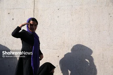 اجرای سرود «سلام فرمانده» با حضور دهه هشتادی و نودی ها در عرصه میدان شهدا مشهد