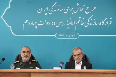 عکس‌هایی از حضور رئیس‌جمهور در قرارگاه سازندگی خاتم‌الانبیا(ص)