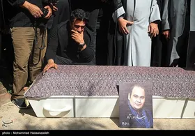 عکس&zwnj;هایی از تشییع پیکر رضا داودنژاد