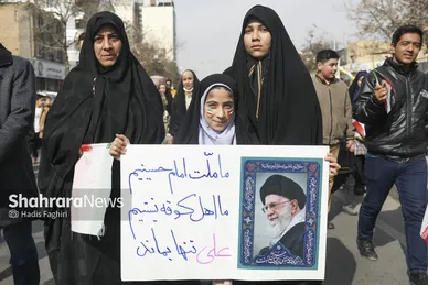 گزارش تصویری |نسل امروز، قلم به دست؛ راهپیمایی ۲۲ بهمن به روایت دست‌های کوچک و آرزوهای بزرگ