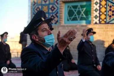 تعویض پرچم گنبد و پوش ضریح مطهر حرم رضوی همزمان با سوم ربیع الاول