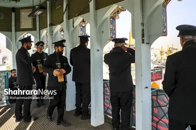 حضور خادمان در نقاره خانه حرم مطهر رضوی برای آغاز این آیین سنتی