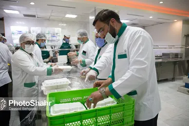 آماده سازی غذای متبرک مهمانسرای حضرت رضا (ع)
