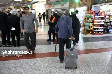 بازگشت زائران پیاده از طریق پایانه مسافربری مشهد در روز پایانی صفر