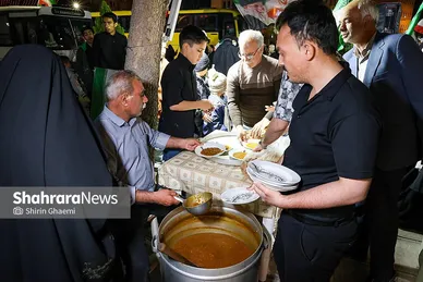 گزارش تصویری | بانوان مشهدی برای مردم حاضر در خیابان ها غذای نذری می پزند