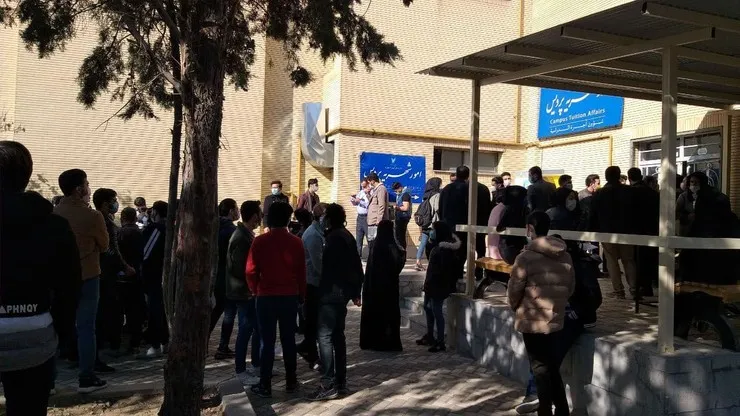 دلیل تجمع دانشجویان دانشگاه آزاد مشهد برای تکمیل ثبت‌نام چیست؟