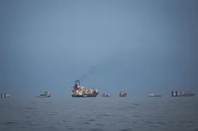 بلومبرگ: ۸۰۰ کشتی در خلیج فارس منتظر هستند