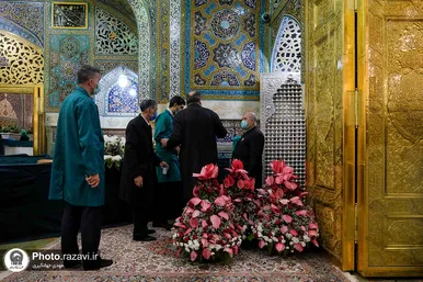 تعویض پرچم گنبد و پوش ضریح مطهر حرم رضوی همزمان با سوم ربیع الاول
