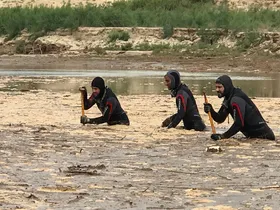 تلاش شبانه&zwnj;روزی غواصان آتش&zwnj;نشانی مشهد برای یافتن ریحانه دختر مفقود شده مشهدی