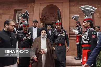 رئیسی به آرامگاه اقبال لاهوری رفت