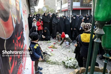 تجمع مردم در محل شهادت دو دانشجوی بسیجی در خیابان حر عاملی