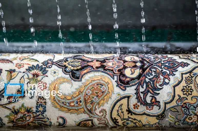عکس‌هایی از یک کارگاه قالیشویی در آستانه نوروز