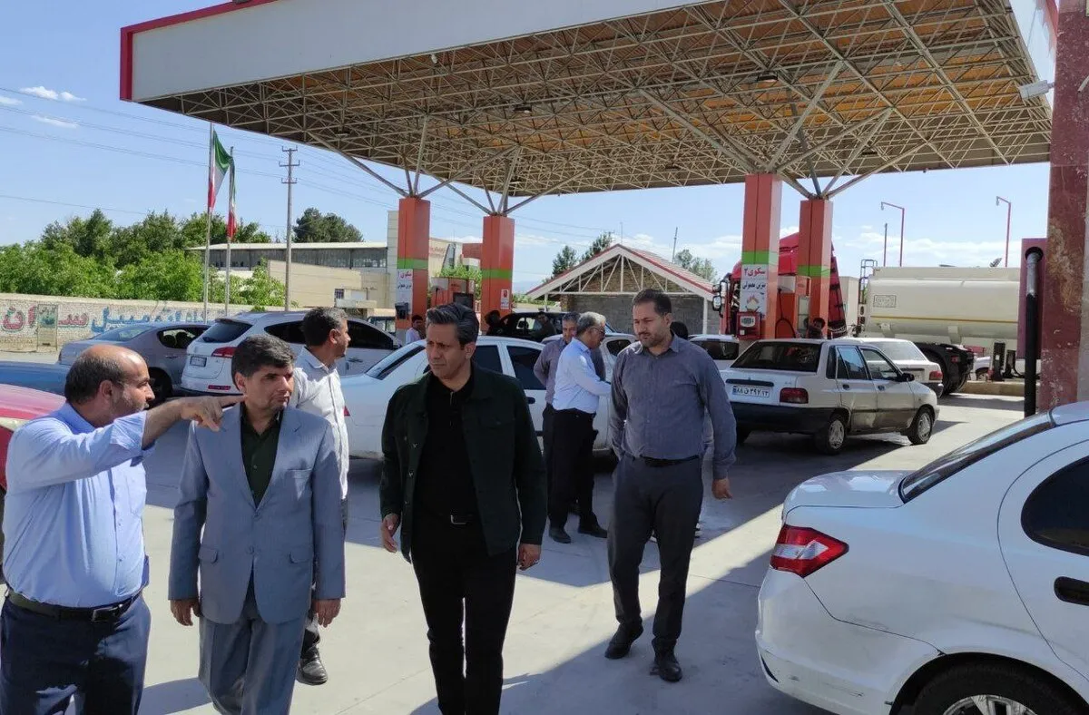بازدید فرماندار مشهد از پمپ‌بنزین‌های مستقر در محور‌های مشهد به چناران | سوخت‌گیری عادی خودرو‌ها در جریان است