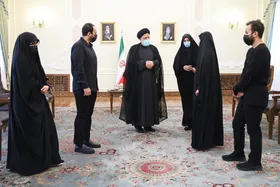 رییس جمهور در دیدار با خانواده شهید سلیمانی: دشمنان می&zwnj;خواهند جای جلاد و شهید را عوض کنند