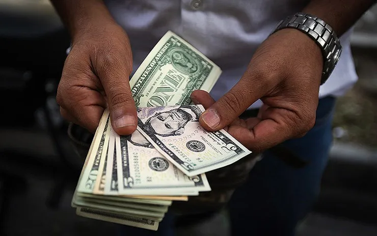 بازار داغ فروش ارز؛ حتی دلالان فروشنده شدند