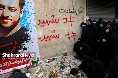 تجمع مردم در محل شهادت دو دانشجوی بسیجی در خیابان حر عاملی