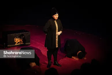 عکس‌هایی از نمایش «آداب شکار روباه»؛ از سایه شاه تا سایه قتل در مشهد