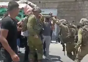 هتک حرمت صهیونیست&zwnj;ها به مراسم تشییع پیکر یک فلسطینی +فیلم