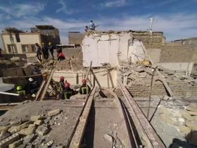 فیلمی مستند از تلاش آتش&zwnj;نشانان برای نجات زیر آوار ماندگان حادثه انفجار دیروز در پورسینای مشهد