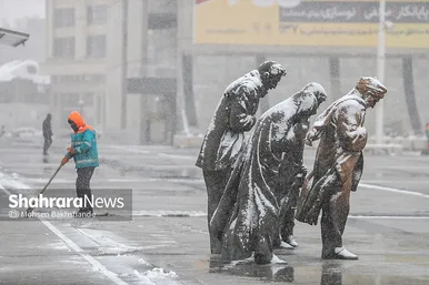 گزارش تصویری | خدمات دهی نیروهای شهرداری مشهد در روزهای برفی