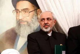 حضور محمدجواد ظریف بر مزار شهید رئیسی در حرم امام&zwnj;رضا(ع)+عکس